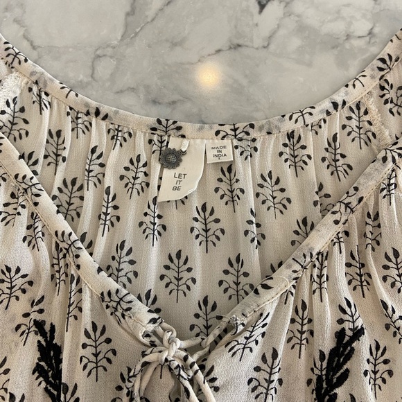 Black and white sheer embroidered top size L - Picture 2 of 3